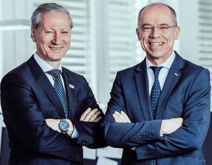 TÜV AUSTRIA ist Top-Arbeitgeber 2022: TÜV AUSTRIA CEO Stefan Haas (l), mit CFO Christoph Wenninger: „TÜV AUSTRIA darf sich seit langem über eine hohe Kundenzufriedenheit freuen. Dass unsere Unternehmensgruppe in den letzten Jahren auch verstärkt als attraktiver Arbeitgeber wahrgenommen wird, zeigt, dass wir auf dem richtigen Weg sind. (C) TÜV AUSTRIA, Saskia Jonasch